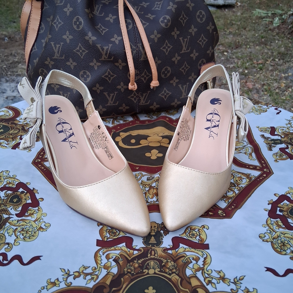Gloria Vanderbilt Cream Heels with Bow Accent